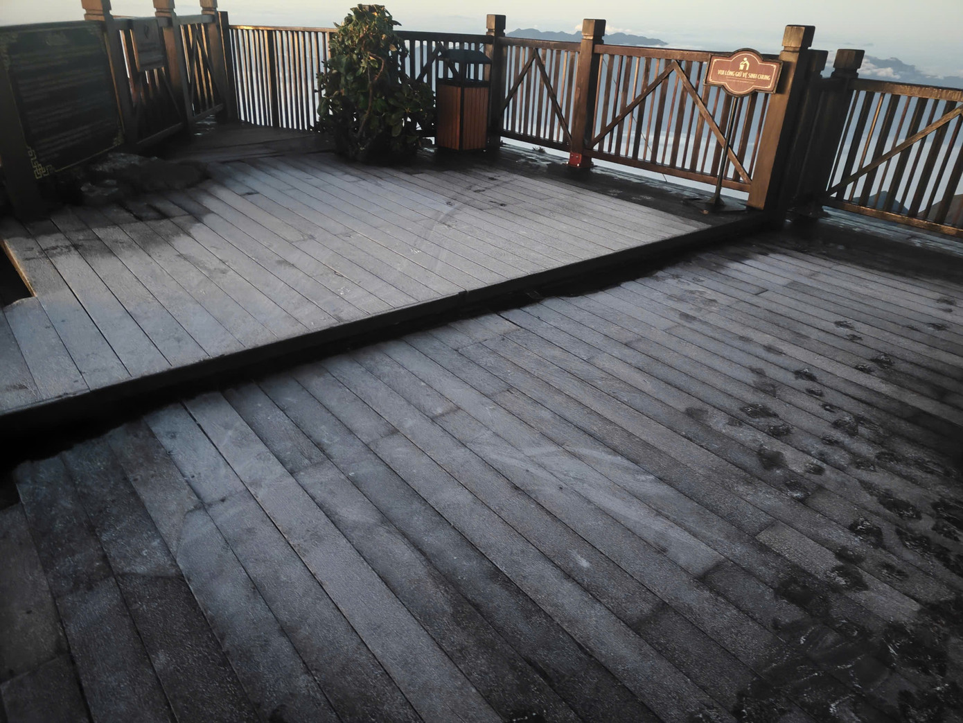 Hình ảnh gây chú ý ở đỉnh Fansipan lúc sáng sớm- Ảnh 1.