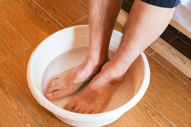 Trời lạnh, nếu muốn ngủ ngon thì đây chính là việc bạn nên làm mỗi tối, người trung niên càng chăm làm thì khí huyết càng lưu thông- Ảnh 2.