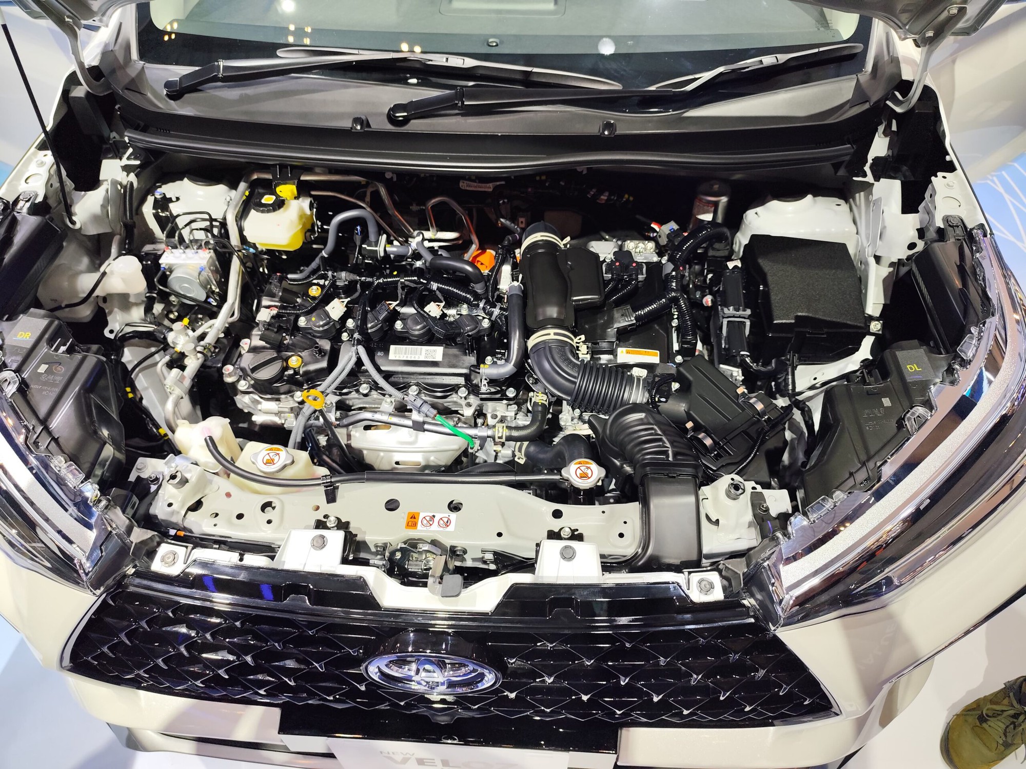 Ảnh thực tế Toyota Veloz hybrid giá quy đổi từ 472 triệu đồng vừa ra mắt: Động cơ 1.5L, có tính năng chạy điện, đáp trả Xpander hybrid- Ảnh 6.