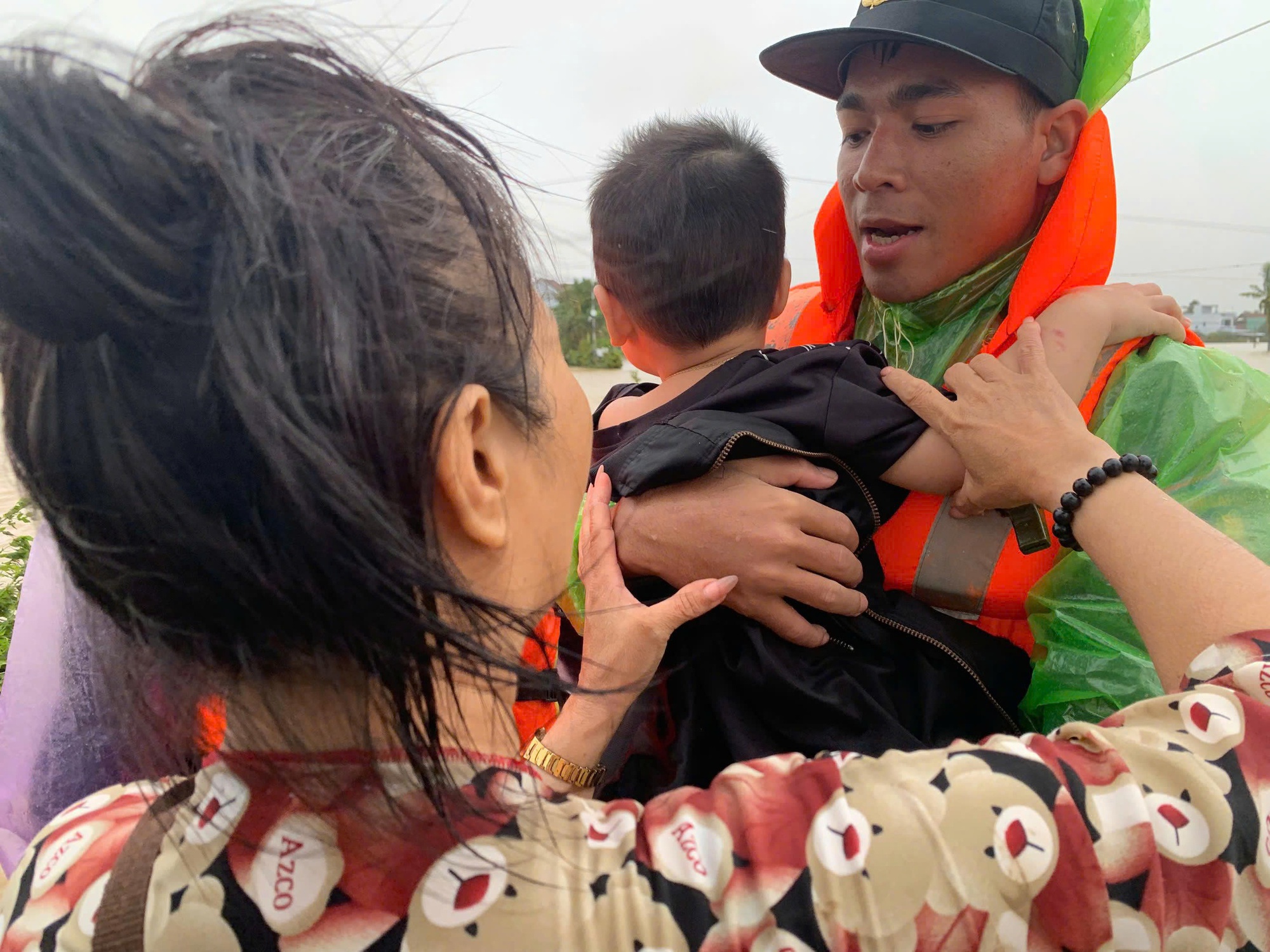 Mưa, lũ còn rất phức tạp- Ảnh 1.