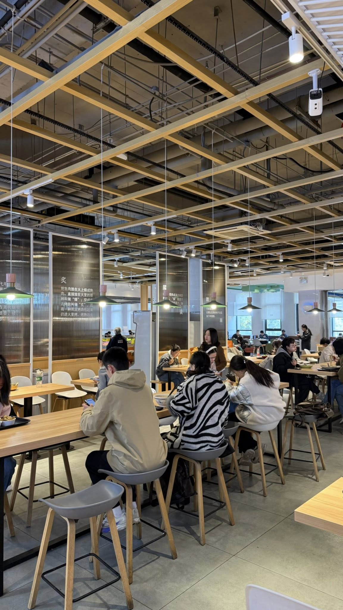 Có một ĐH được mệnh danh là "trường của những người nói tất cả thứ tiếng trên thế giới", khuôn viên mùa thu đẹp hơn phim- Ảnh 4.