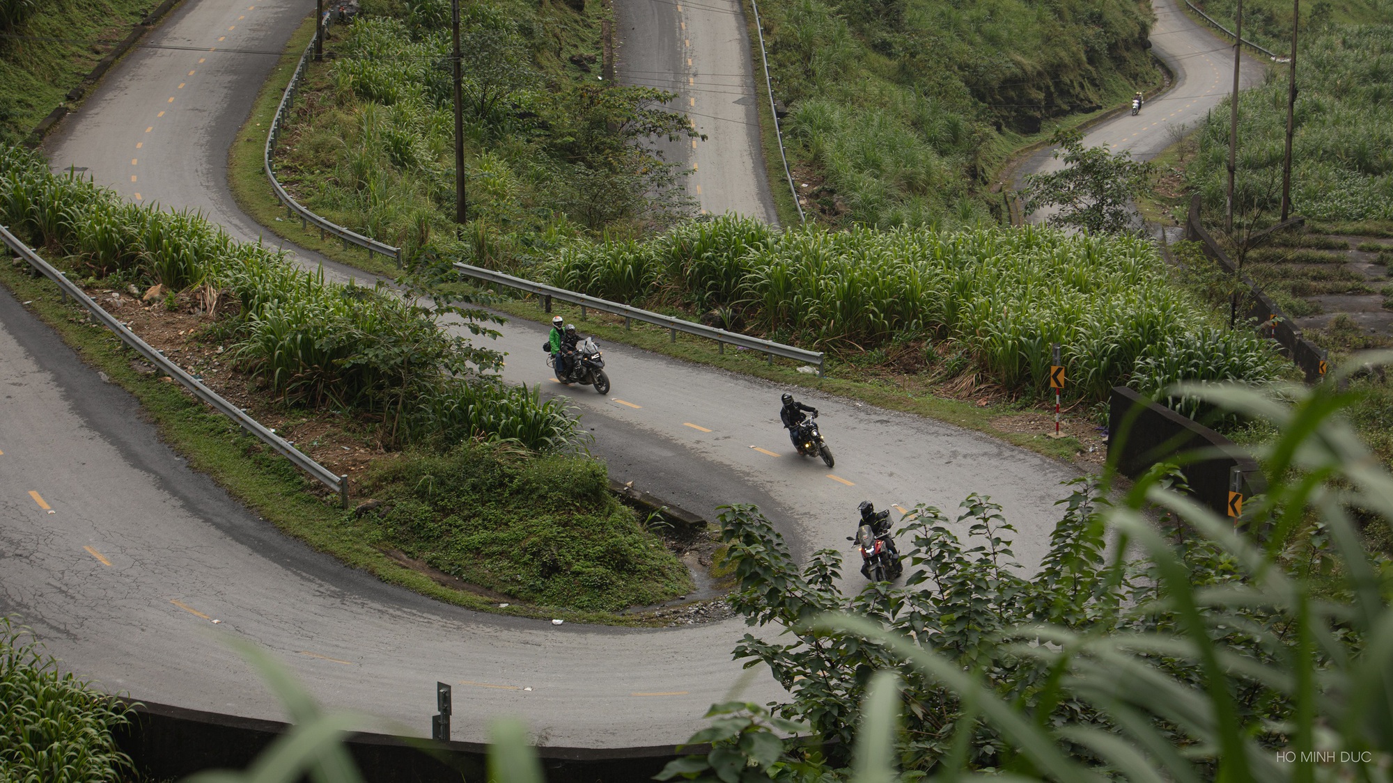 Xe khách đi lùi lên dốc Thẩm Mã, dân mạng trầm trồ tài nghệ của lái xe: Nhưng vì sao không đi tiến?- Ảnh 1.