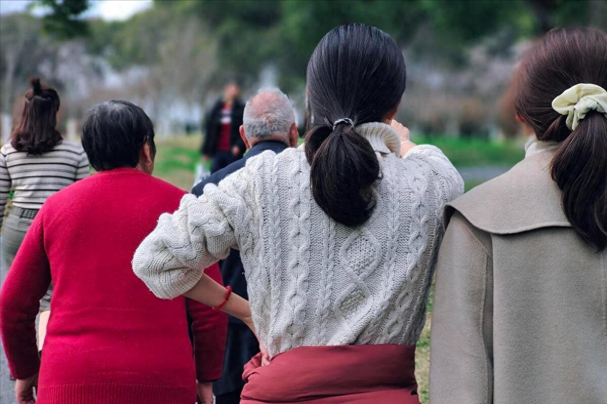 Nghỉ hưu 11 năm, lương hưu 33 triệu/tháng mà bố mẹ tôi chỉ còn 296 triệu tiết kiệm - tôi mất ngủ 3 đêm khi mở sổ ngân hàng- Ảnh 2.