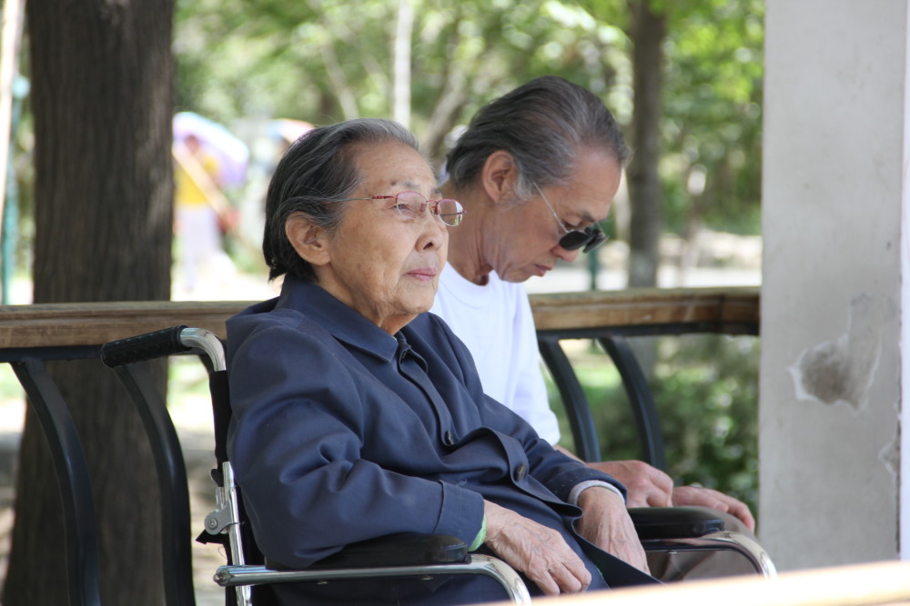 Nghỉ hưu 11 năm, lương hưu 33 triệu/tháng mà bố mẹ tôi chỉ còn 296 triệu tiết kiệm - tôi mất ngủ 3 đêm khi mở sổ ngân hàng- Ảnh 1.