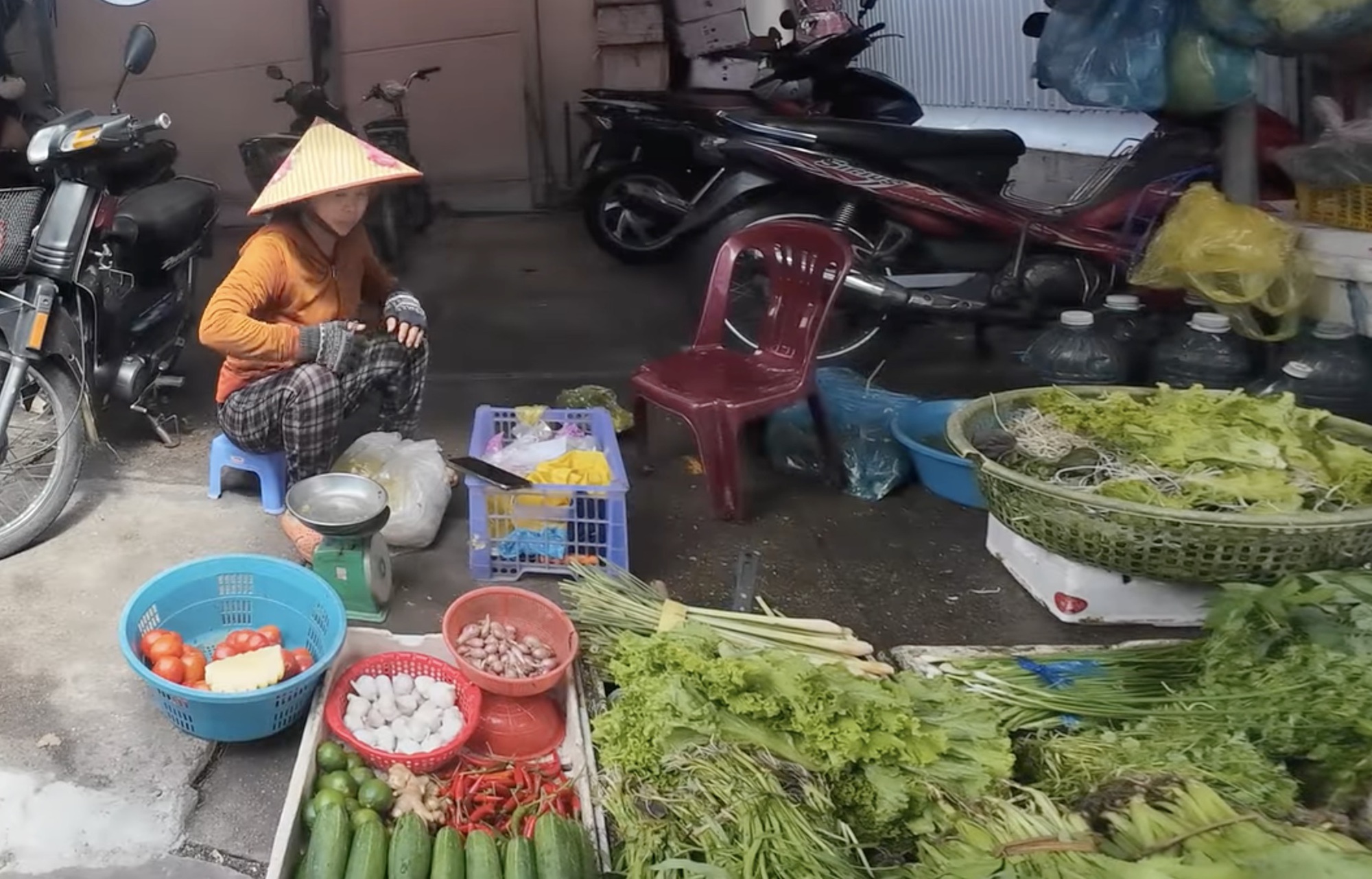 Chợ trống kệ, người dân Gia Lai phải “săn” từng bó rau nhỏ- Ảnh 1.