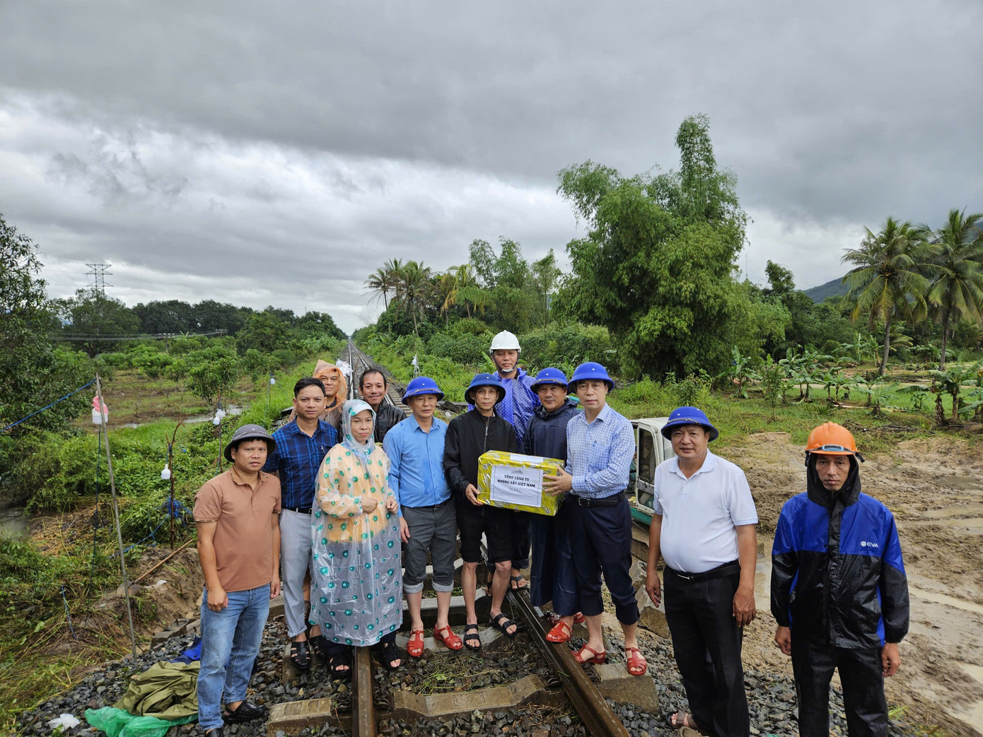 Mưa lũ miền Trung: Ray đường sắt treo lơ lửng, nhiều quốc lộ nứt toác- Ảnh 2.