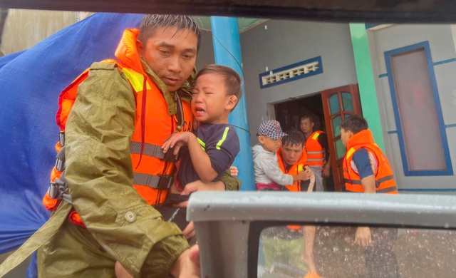 Cận cảnh cứu hộ Đắk Lắk giữa lũ dữ: Lực lượng cứu nạn dầm mình trong mưa - Ảnh 1.