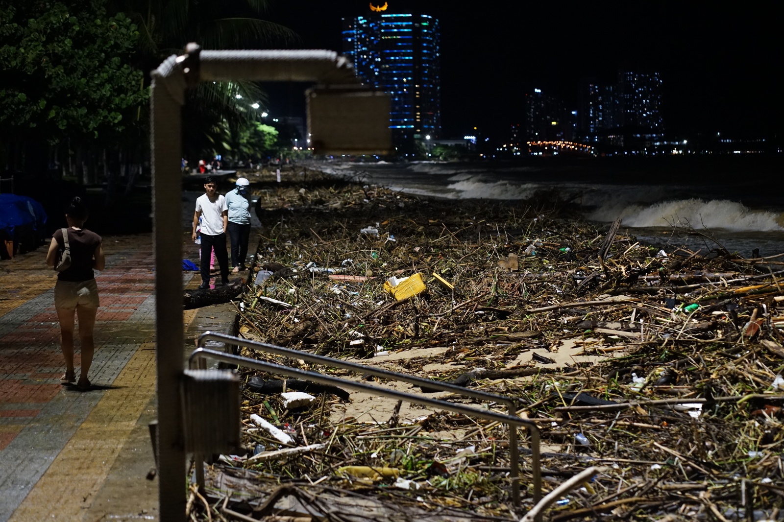 Cảnh tượng không thể tin nổi dọc bãi biển đẹp nhất Nha Trang- Ảnh 1.