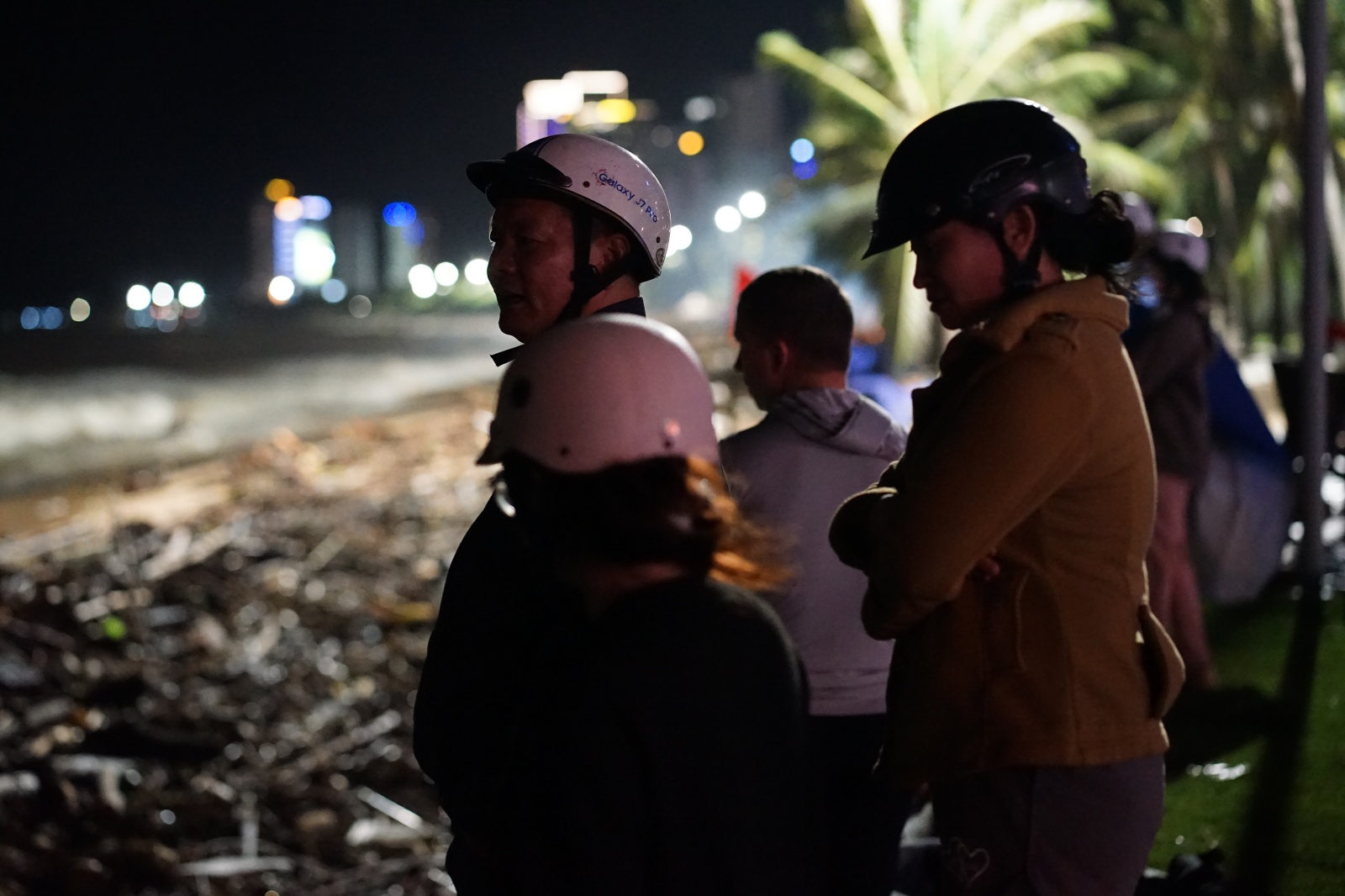 Cảnh tượng không thể tin nổi dọc bãi biển đẹp nhất Nha Trang- Ảnh 4.