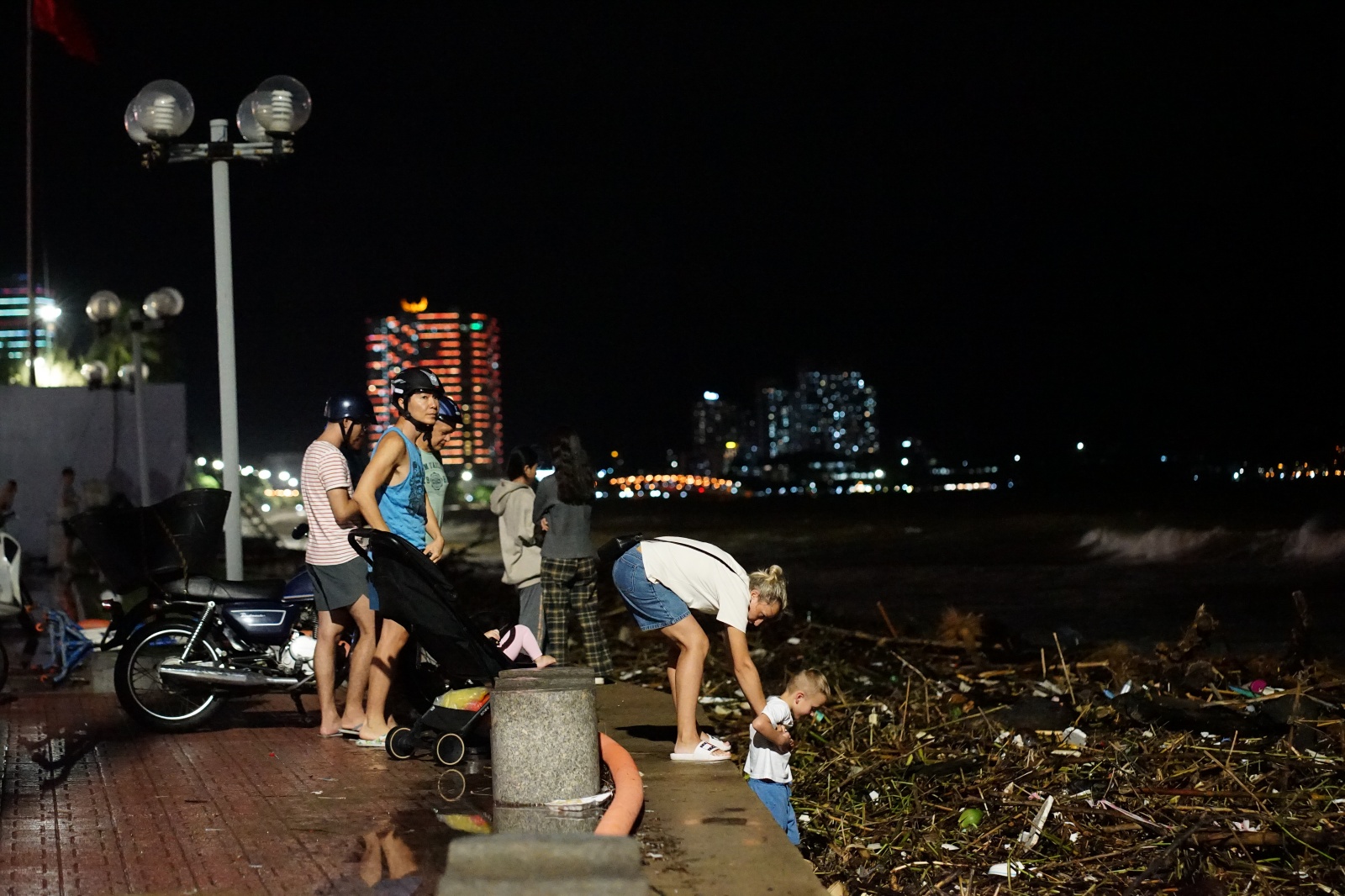 Cảnh tượng không thể tin nổi dọc bãi biển đẹp nhất Nha Trang- Ảnh 6.