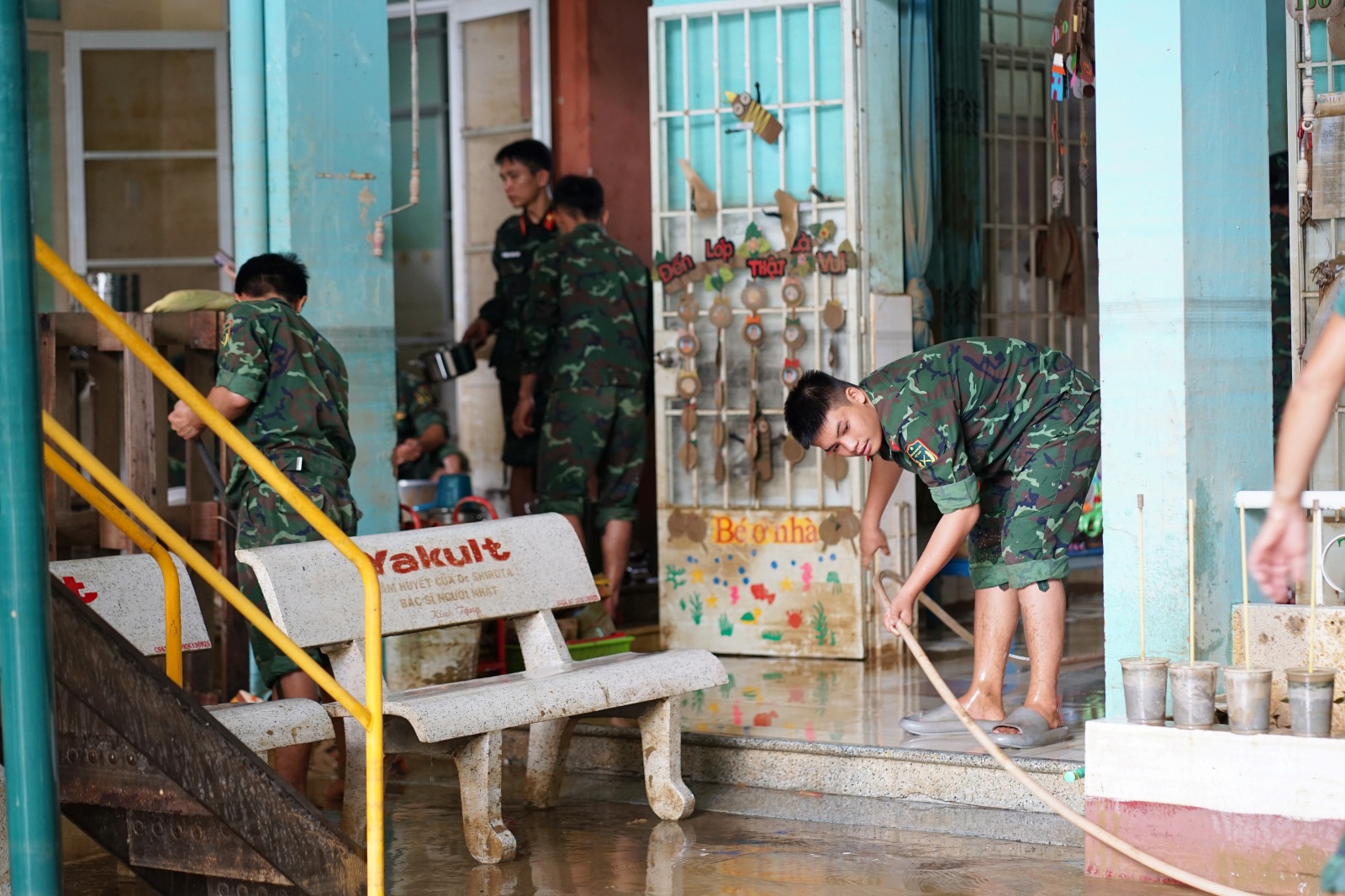 Nhà cửa ngập bùn, trường học tan hoang sau mưa lũ kinh hoàng: Gần 200 chiến sĩ giúp người dân Nha Trang ổn định cuộc sống- Ảnh 6.
