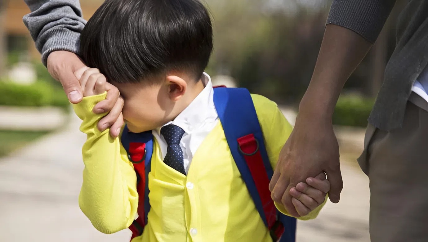 Giáo viên cảnh báo: 3 kiểu quần áo có thể GÂY NGUY HIỂM, cha mẹ tránh cho con mặc đến trường- Ảnh 1.