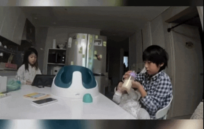 Anh trai bật khóc vì làm em ngã, nhưng hành động nhỏ của người bố khiến triệu người thốt lên: 