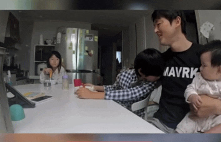 Anh trai bật khóc vì làm em ngã, nhưng hành động nhỏ của người bố khiến triệu người thốt lên: 