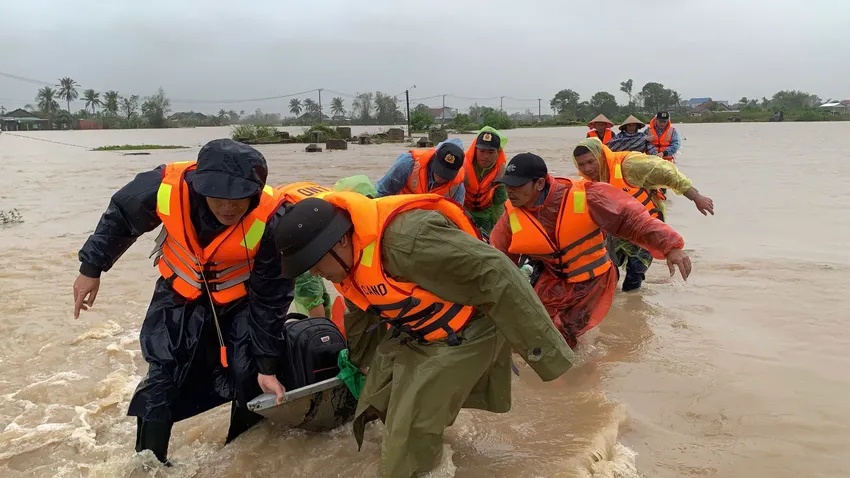 Em bé 20 ngày tuổi được cứu khỏi vùng lũ sau hơn 2 ngày ở trên nóc nhà cùng mẹ- Ảnh 1.