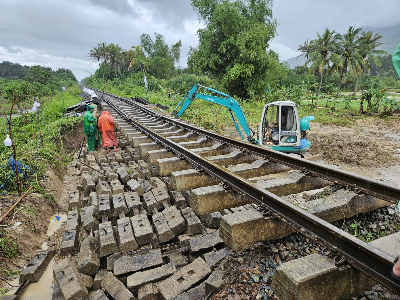 Mưa lũ miền Trung: Ray đường sắt treo lơ lửng, nhiều quốc lộ nứt toác- Ảnh 1.