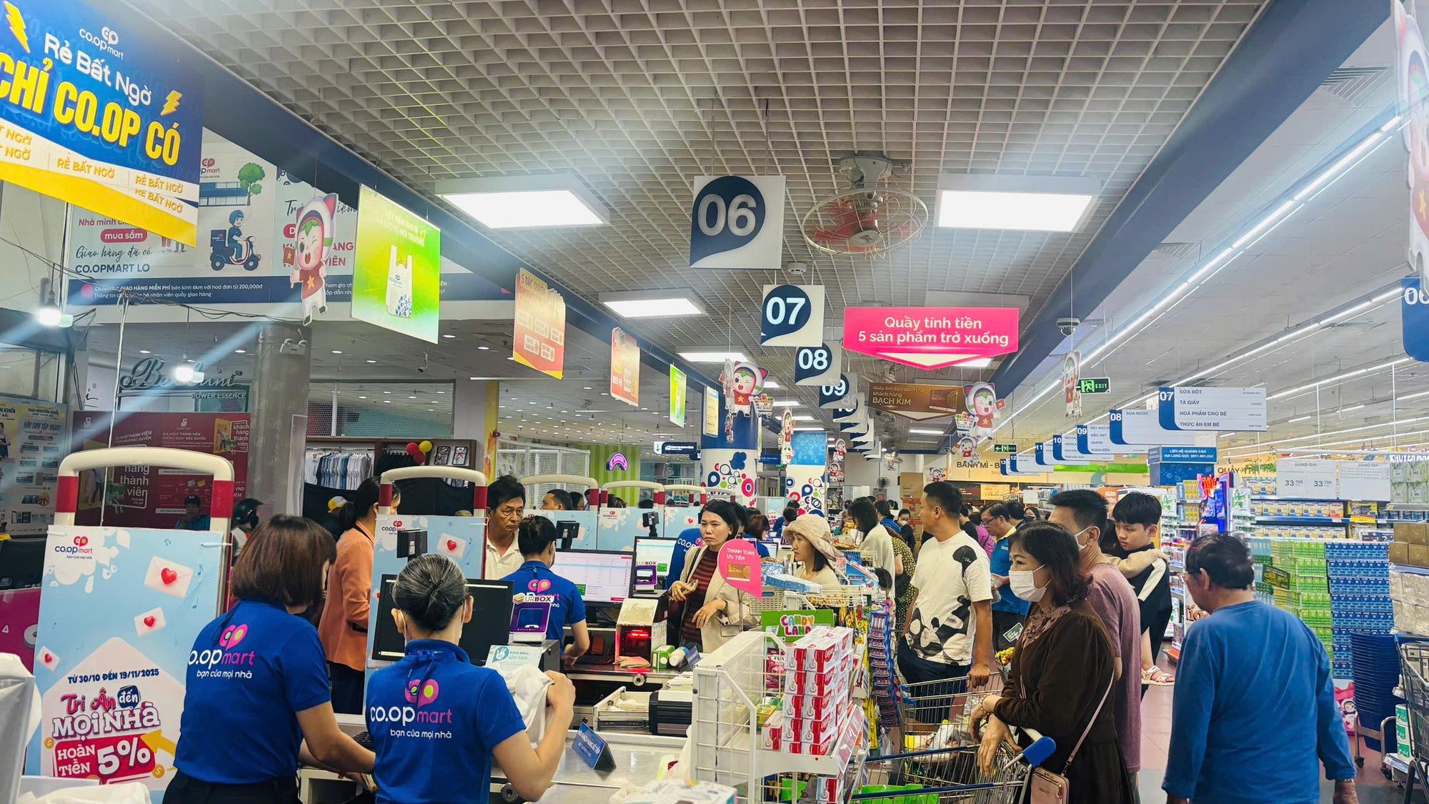 Chợ trống kệ, người dân Gia Lai phải “săn” từng bó rau nhỏ- Ảnh 2.