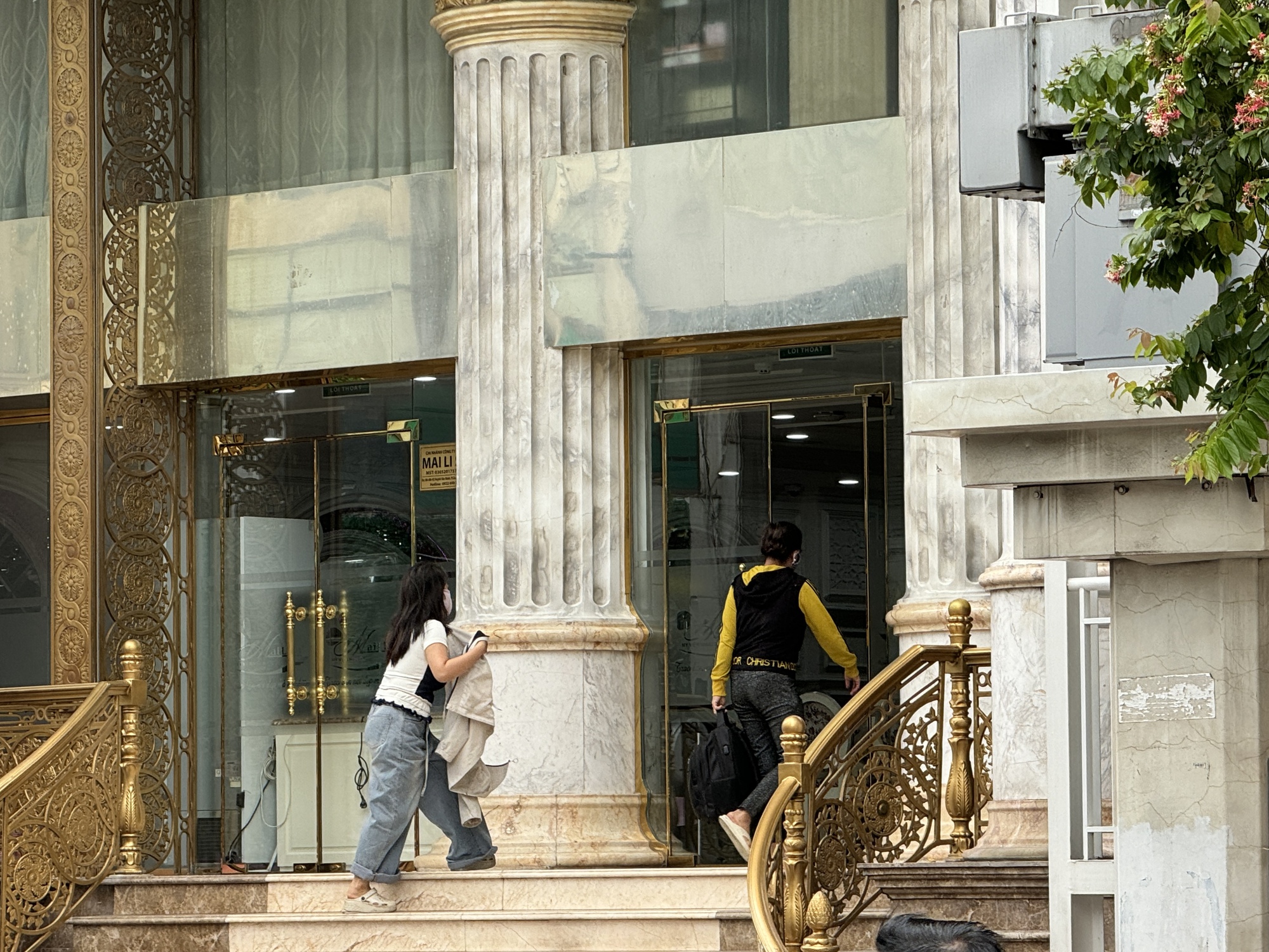 Cảnh tượng tại Thẩm mỹ viện Mailisa TP.HCM sáng 22/11: Ai đi ngang qua cũng ngoái nhìn- Ảnh 9. Cảnh tượng tại Thẩm mỹ viện Mailisa TP.HCM sáng 22/11: Ai đi ngang qua cũng ngoái nhìn- Ảnh 9.