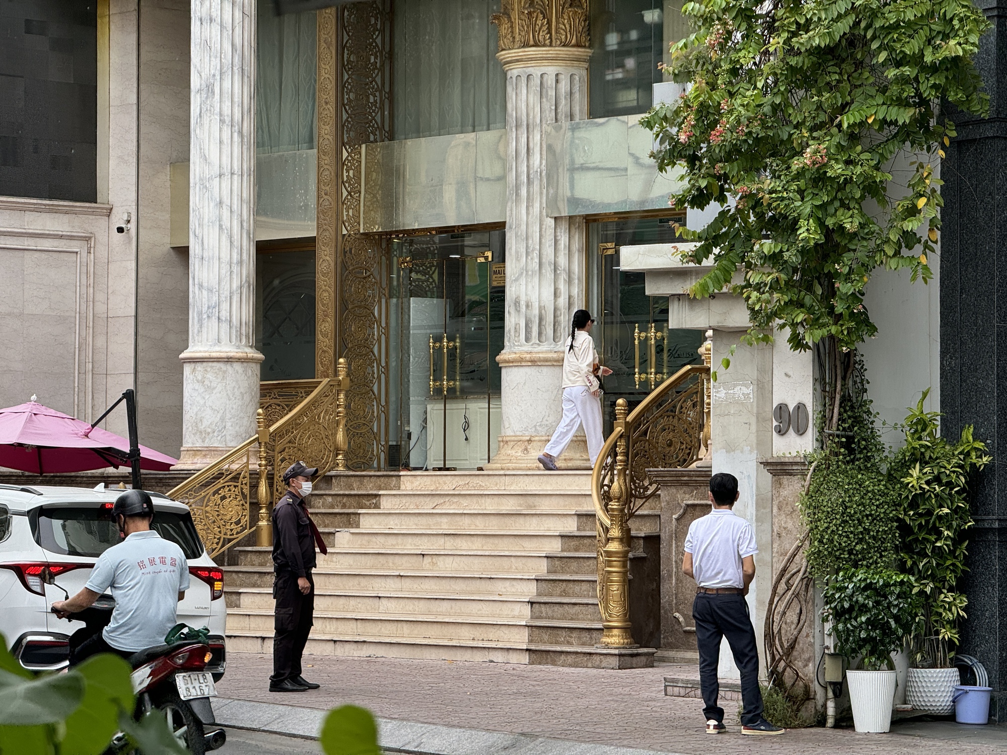 Cảnh tượng tại Thẩm mỹ viện Mailisa TP.HCM sáng 22/11: Ai đi ngang qua cũng ngoái nhìn- Ảnh 10. Cảnh tượng tại Thẩm mỹ viện Mailisa TP.HCM sáng 22/11: Ai đi ngang qua cũng ngoái nhìn- Ảnh 10.