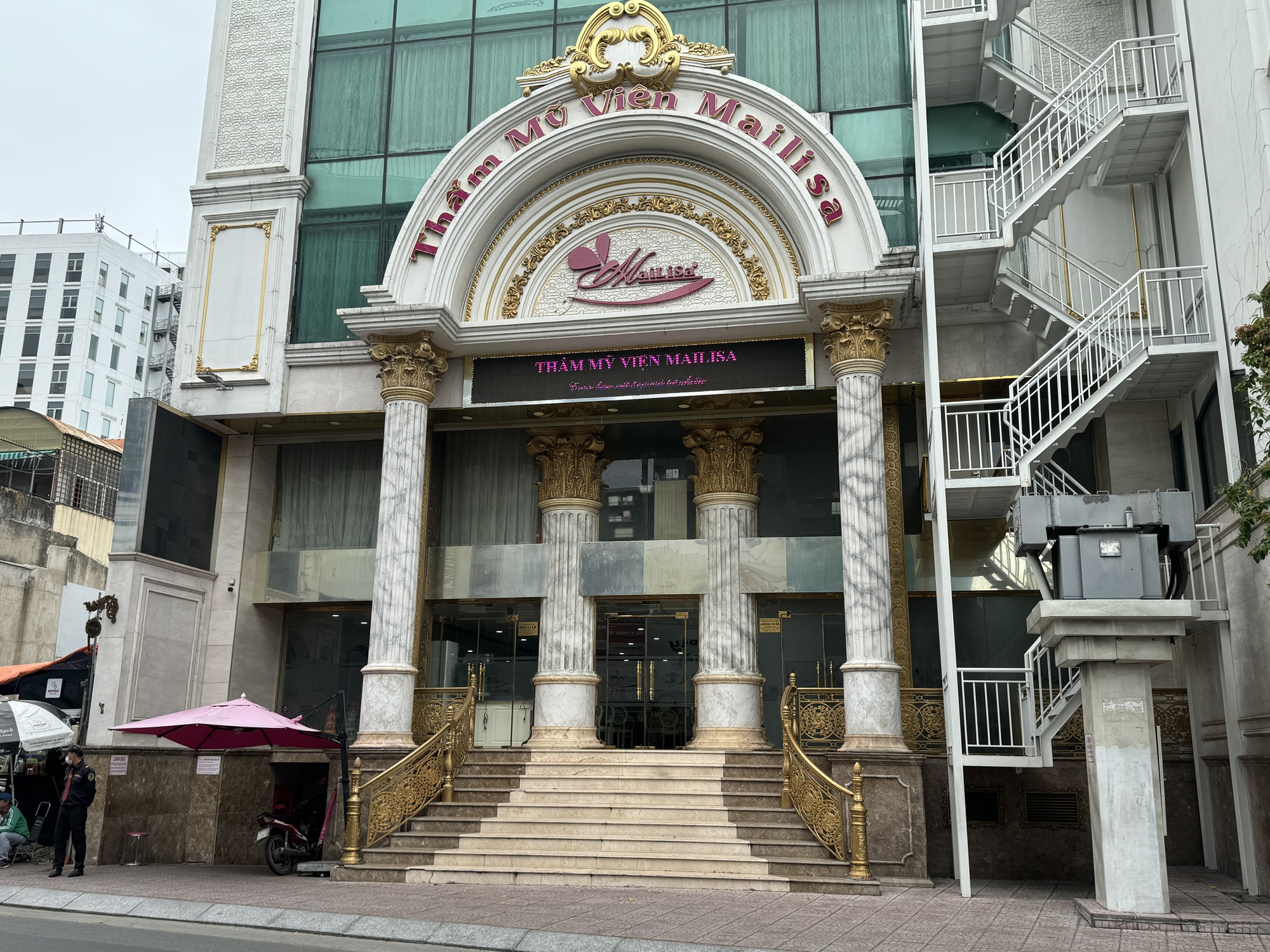 Cảnh tượng tại Thẩm mỹ viện Mailisa TP.HCM sáng 22/11: Ai đi ngang qua cũng ngoái nhìn- Ảnh 1. Cảnh tượng tại Thẩm mỹ viện Mailisa TP.HCM sáng 22/11: Ai đi ngang qua cũng ngoái nhìn- Ảnh 1.