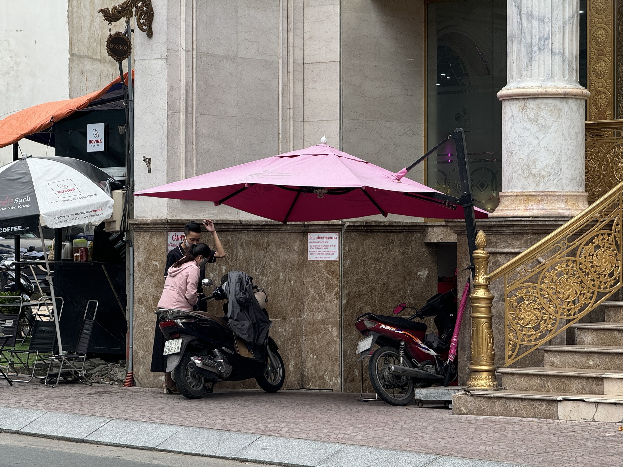 Cảnh tượng tại Thẩm mỹ viện Mailisa TP.HCM sáng 22/11: Ai đi ngang qua cũng ngoái nhìn- Ảnh 4. Cảnh tượng tại Thẩm mỹ viện Mailisa TP.HCM sáng 22/11: Ai đi ngang qua cũng ngoái nhìn- Ảnh 4.