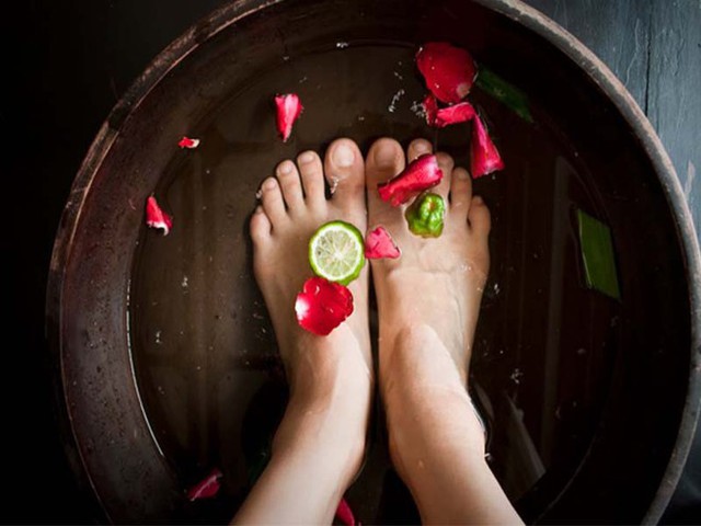 Trời lạnh, nếu muốn ngủ ngon thì đây chính là việc bạn nên làm mỗi tối, người trung niên càng chăm làm thì khí huyết càng lưu thông- Ảnh 1.