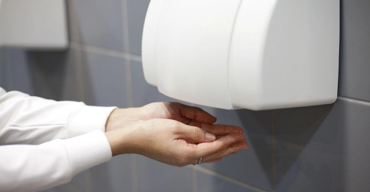 Đại học Mỹ cảnh báo: Máy sấy tay trong WC giống như máy hút bụi, hút vi khuẩn từ bồn cầu và thổi vào tay người- Ảnh 2.