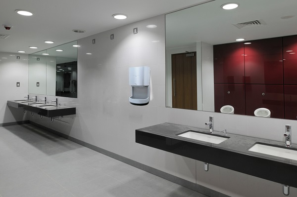 Đại học Mỹ cảnh báo: Máy sấy tay trong WC giống như máy hút bụi, hút vi khuẩn từ bồn cầu và thổi vào tay người- Ảnh 1.