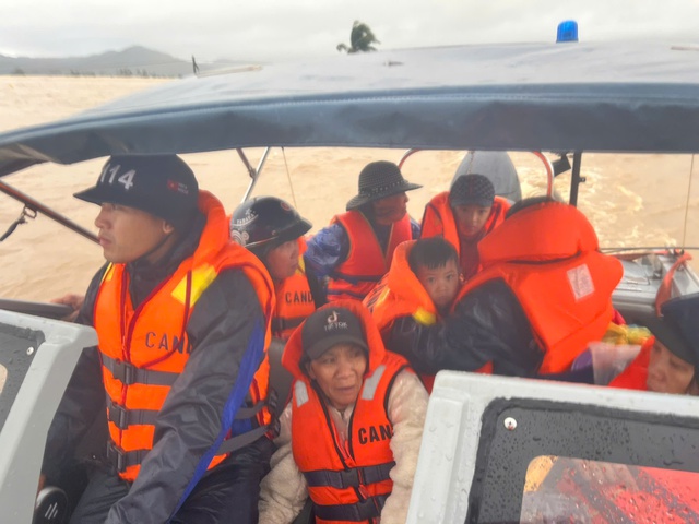 Cận cảnh cứu hộ Đắk Lắk giữa lũ dữ: Lực lượng cứu nạn dầm mình trong mưa - Ảnh 2.