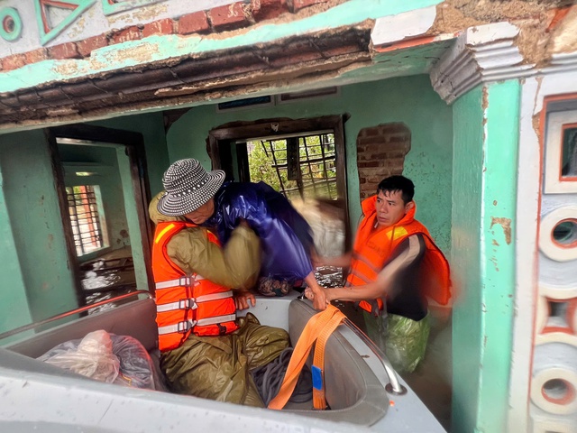 Cận cảnh cứu hộ Đắk Lắk giữa lũ dữ: Lực lượng cứu nạn dầm mình trong mưa - Ảnh 3.