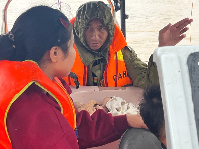 Cận cảnh cứu hộ Đắk Lắk giữa lũ dữ: Lực lượng cứu nạn dầm mình trong mưa - Ảnh 4.