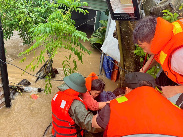 Cận cảnh cứu hộ Đắk Lắk giữa lũ dữ: Lực lượng cứu nạn dầm mình trong mưa - Ảnh 5.