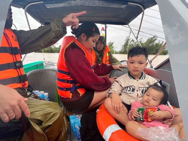 Cận cảnh cứu hộ Đắk Lắk giữa lũ dữ: Lực lượng cứu nạn dầm mình trong mưa - Ảnh 6.