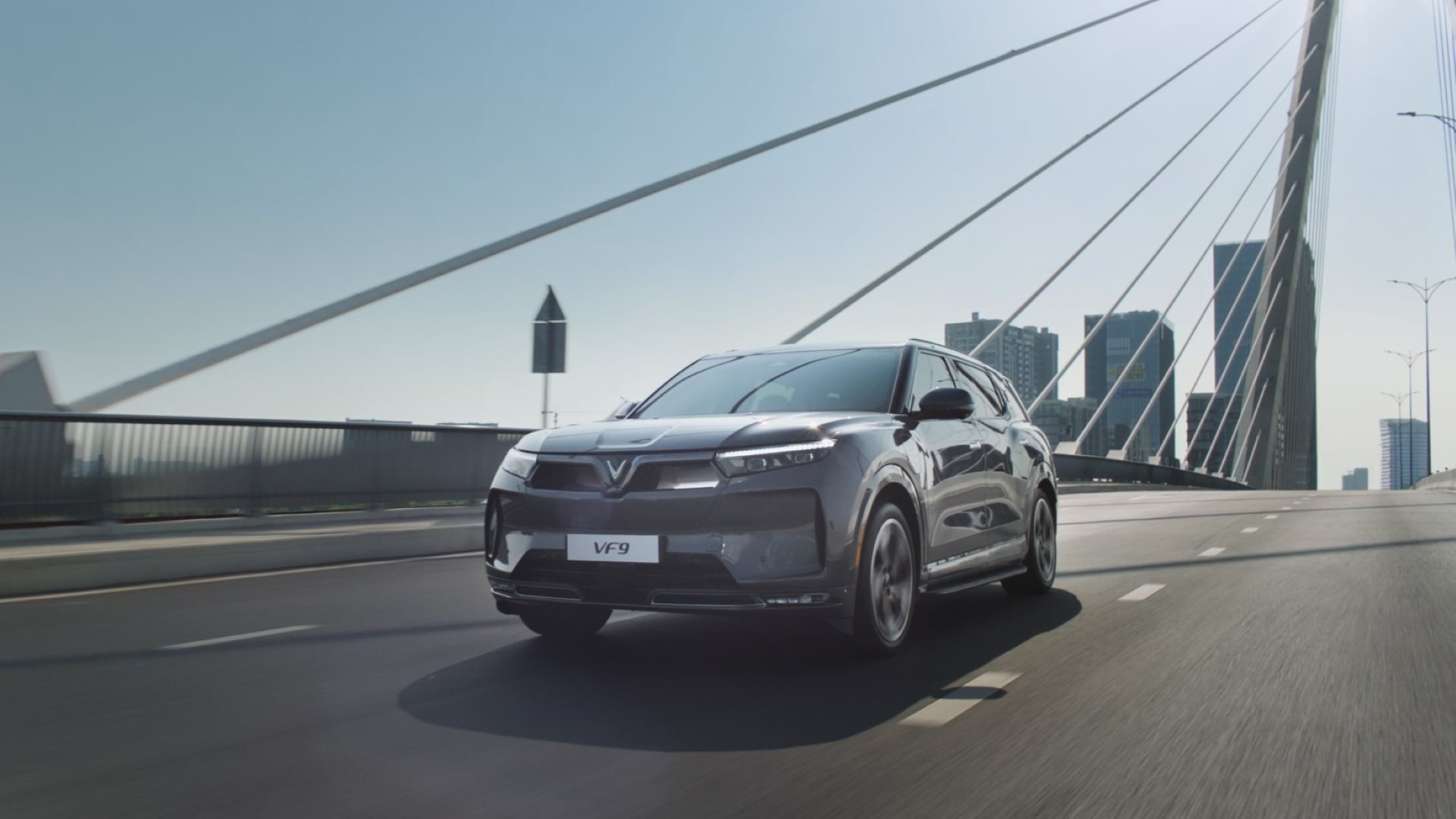 VinFast bán hơn 110.000 xe chỉ trong 9 tháng, doanh thu tăng vọt- Ảnh 1.