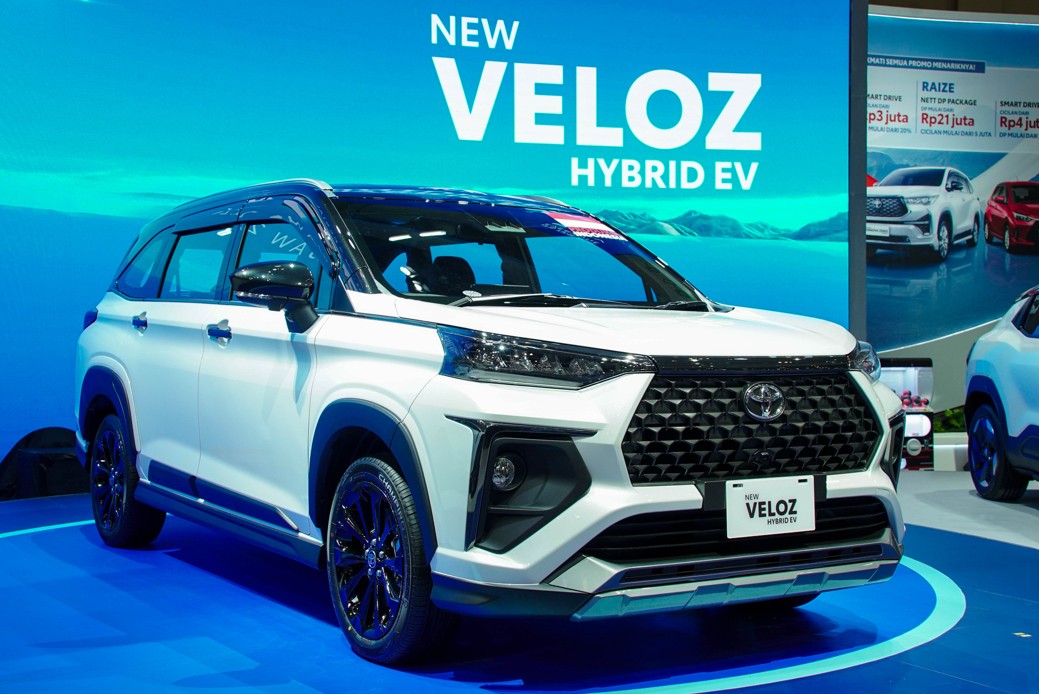 Ảnh thực tế Toyota Veloz hybrid giá quy đổi từ 472 triệu đồng vừa ra mắt: Động cơ 1.5L, có tính năng chạy điện, đáp trả Xpander hybrid- Ảnh 1.