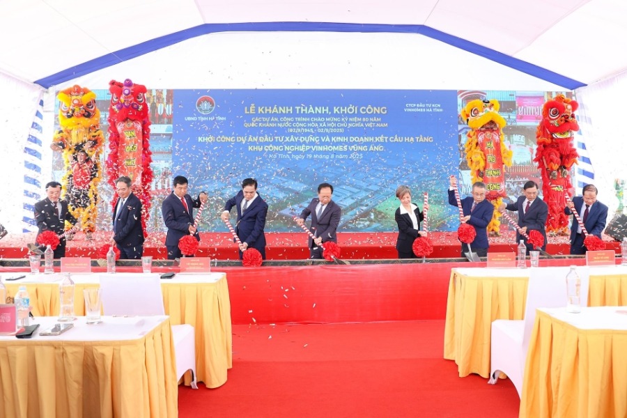 Tỷ phú Phạm Nhật Vượng liên tục rót vốn vào quê nhà: Từ khu công nghiệp, nhà xưởng ô tô điện đến dự án cảng quốc tế gần 8.900 tỷ đồng- Ảnh 1. Tỷ phú Phạm Nhật Vượng liên tục rót vốn vào quê nhà: Từ khu công nghiệp, nhà xưởng ô tô điện đến dự án cảng quốc tế gần 8.900 tỷ đồng- Ảnh 1.