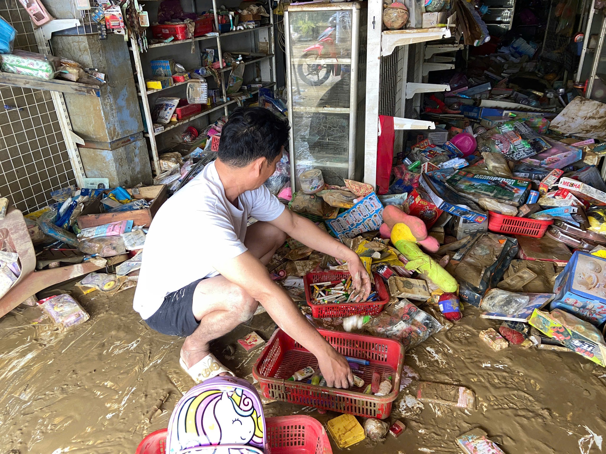 Dưới lớp bùn sau trận mưa lũ lịch sử tại Khánh Hoà- Ảnh 6. Dưới lớp bùn sau trận mưa lũ lịch sử tại Khánh Hoà- Ảnh 6.