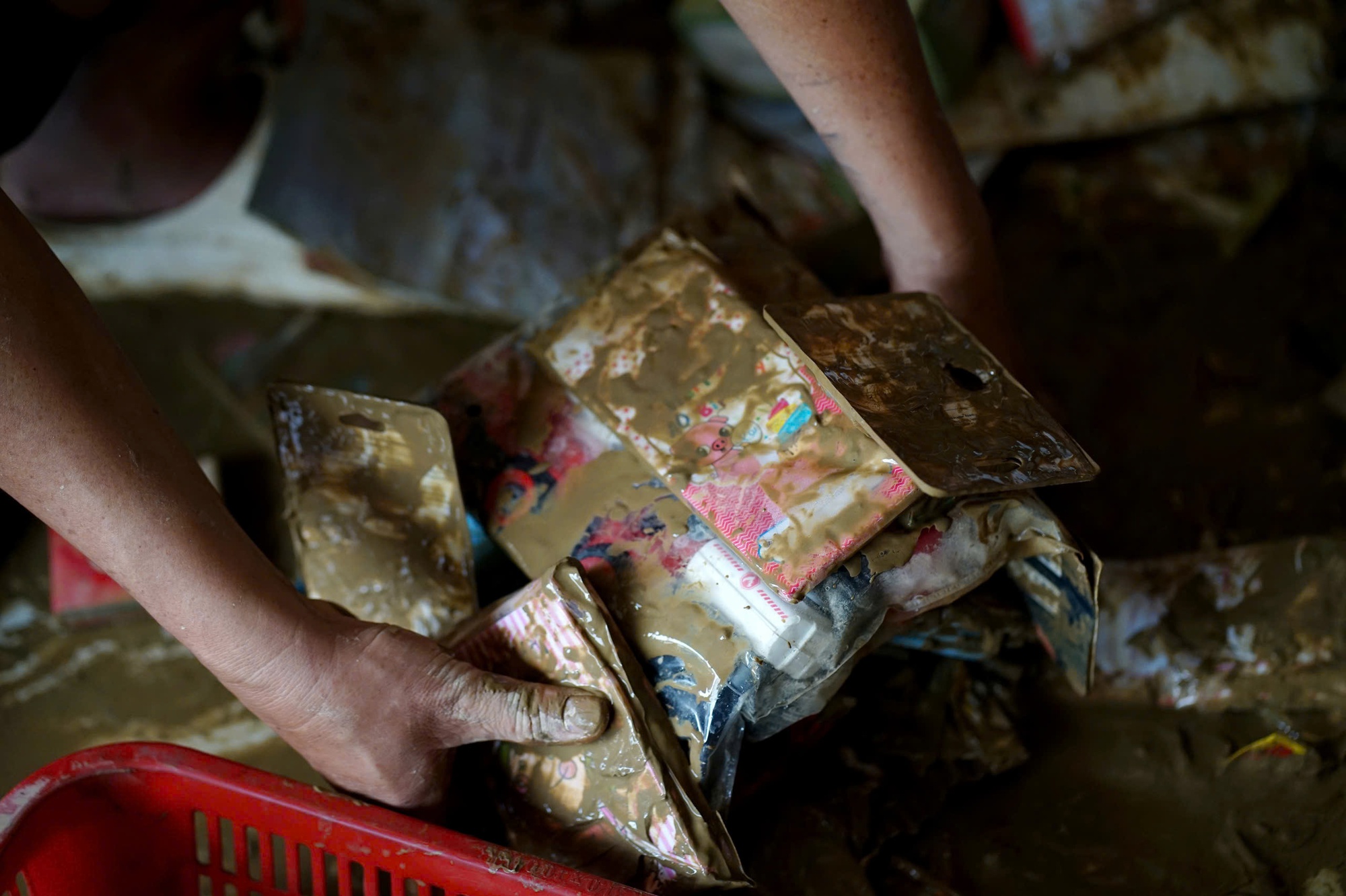 Dưới lớp bùn sau trận mưa lũ lịch sử tại Khánh Hoà- Ảnh 2. Dưới lớp bùn sau trận mưa lũ lịch sử tại Khánh Hoà- Ảnh 2.