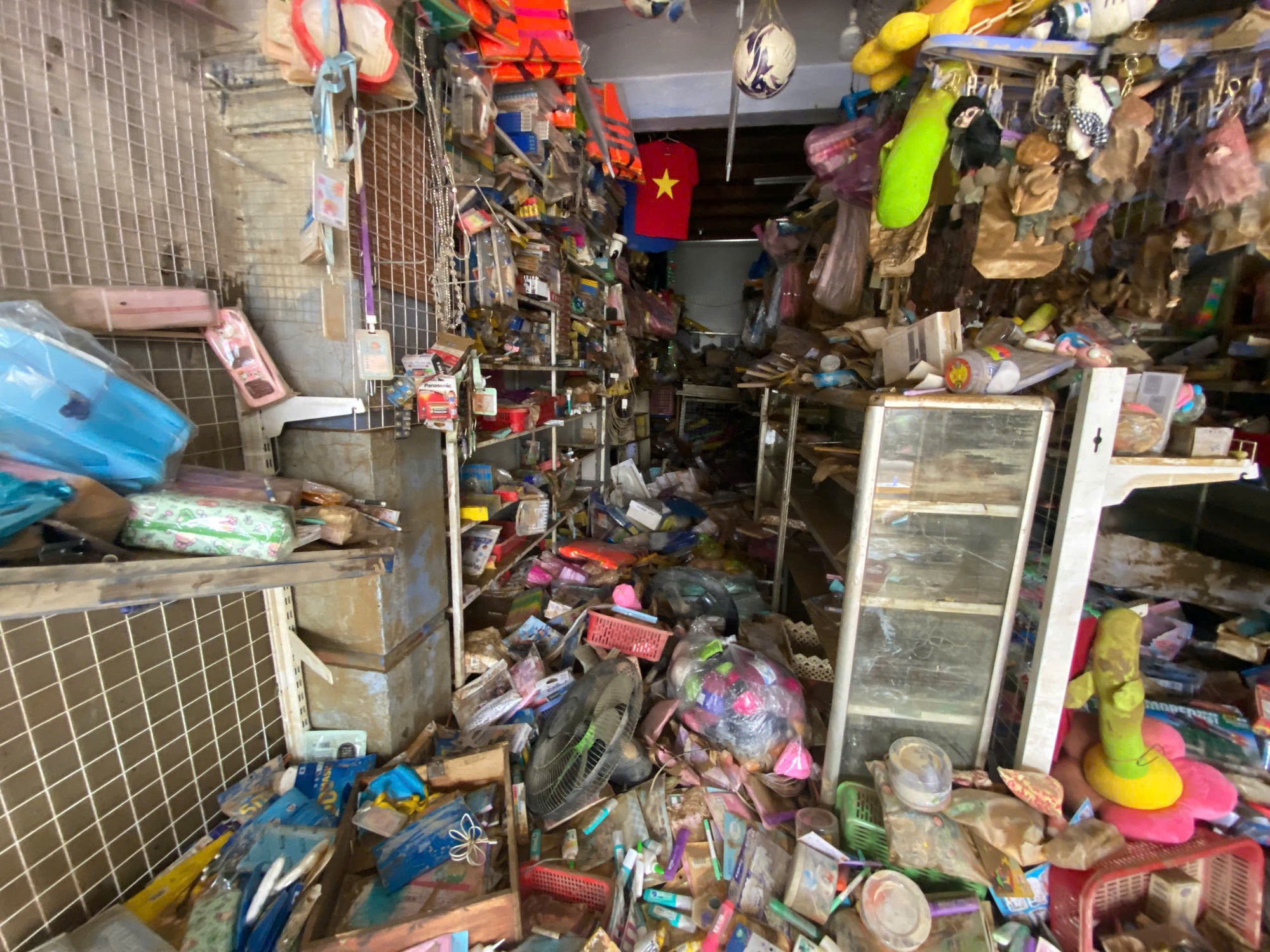 Dưới lớp bùn sau trận mưa lũ lịch sử tại Khánh Hoà- Ảnh 8. Dưới lớp bùn sau trận mưa lũ lịch sử tại Khánh Hoà- Ảnh 8.