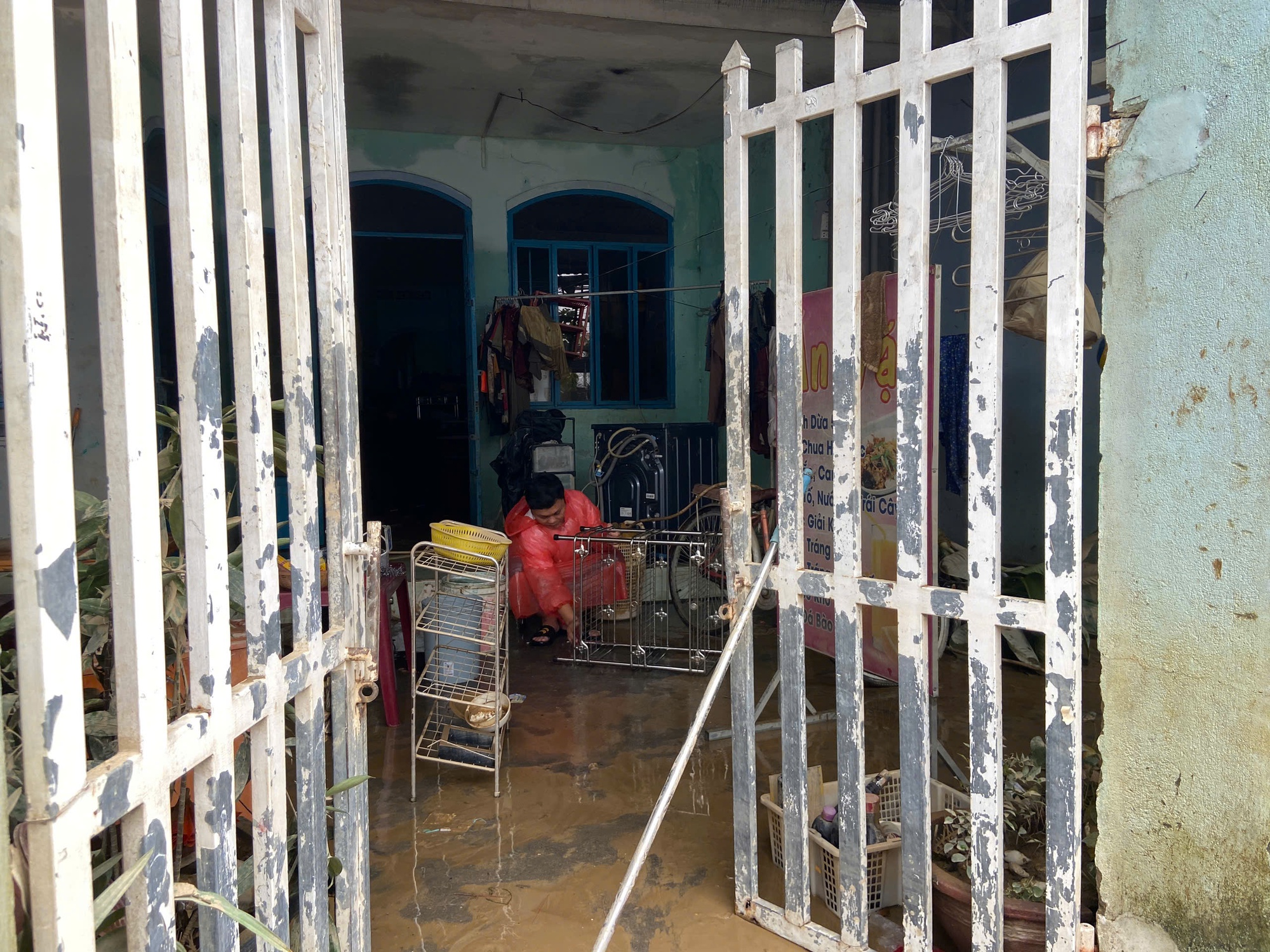 Dưới lớp bùn sau trận mưa lũ lịch sử tại Khánh Hoà- Ảnh 4. Dưới lớp bùn sau trận mưa lũ lịch sử tại Khánh Hoà- Ảnh 4.