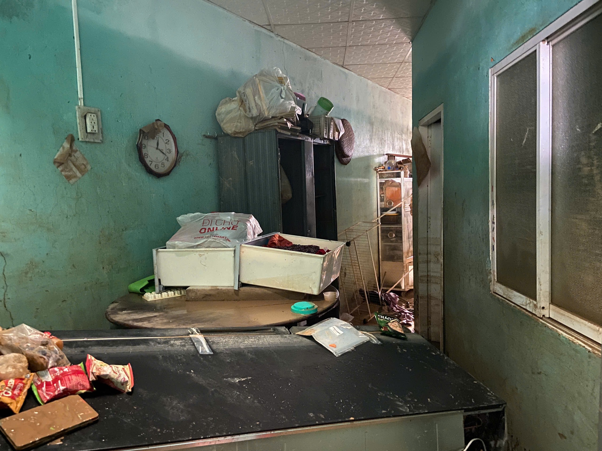 Dưới lớp bùn sau trận mưa lũ lịch sử tại Khánh Hoà- Ảnh 7. Dưới lớp bùn sau trận mưa lũ lịch sử tại Khánh Hoà- Ảnh 7.