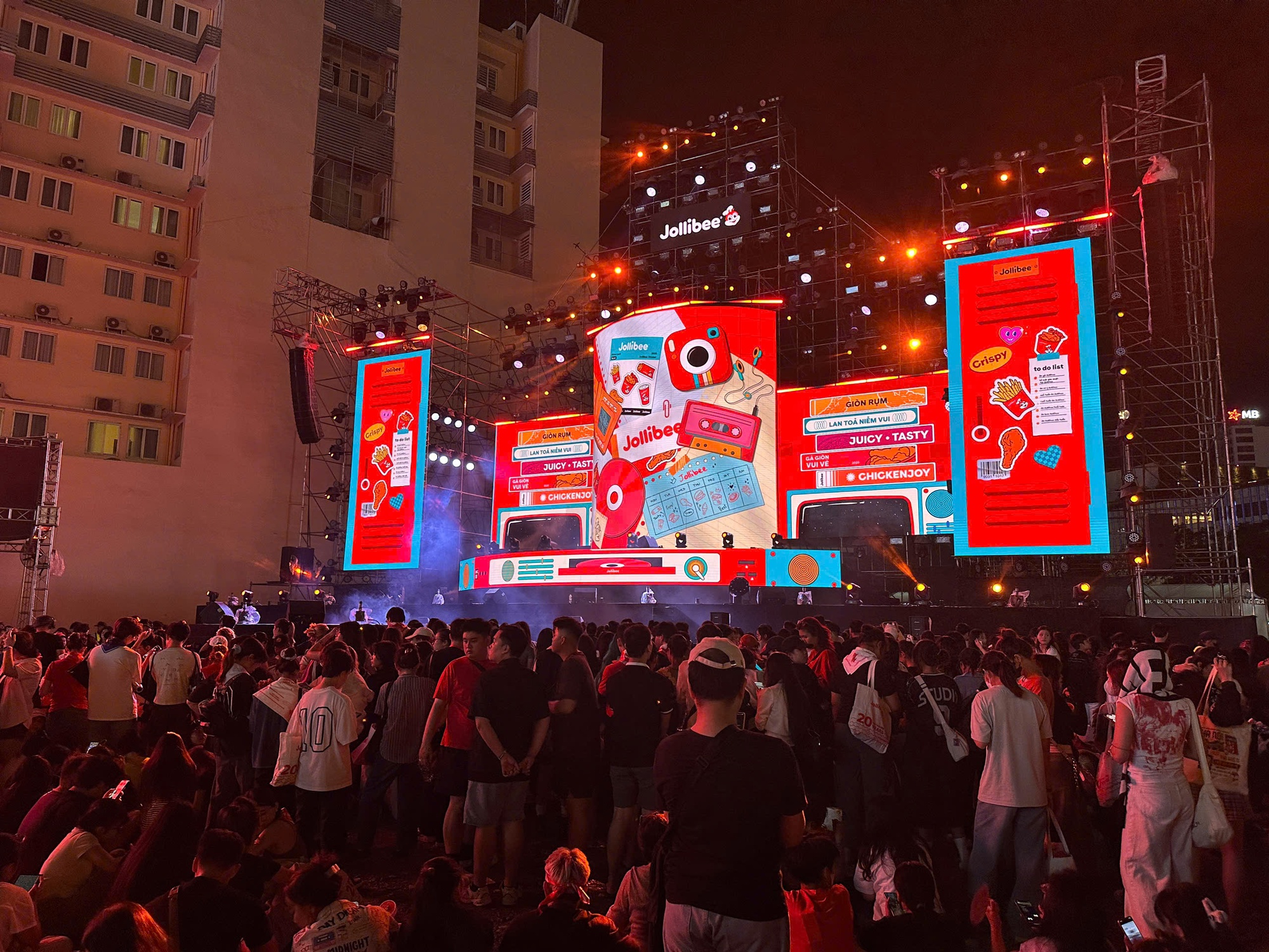 Ngay lúc này: Phố đi bộ Nguyễn Huệ đông nghịt người xe, hàng quán hốt bạc nhờ 2 concert đối đầu- Ảnh 2. Ngay lúc này: Phố đi bộ Nguyễn Huệ đông nghịt người xe, hàng quán hốt bạc nhờ 2 concert đối đầu- Ảnh 2.