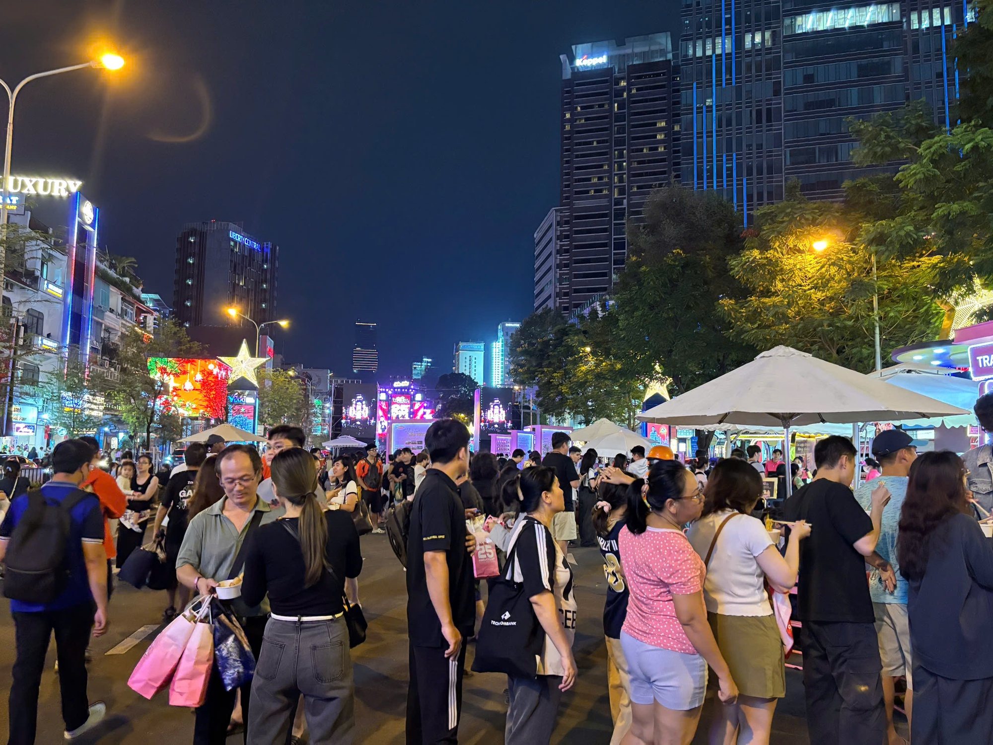 Ngay lúc này: Phố đi bộ Nguyễn Huệ đông nghịt người xe, hàng quán hốt bạc nhờ 2 concert đối đầu- Ảnh 7. Ngay lúc này: Phố đi bộ Nguyễn Huệ đông nghịt người xe, hàng quán hốt bạc nhờ 2 concert đối đầu- Ảnh 7.