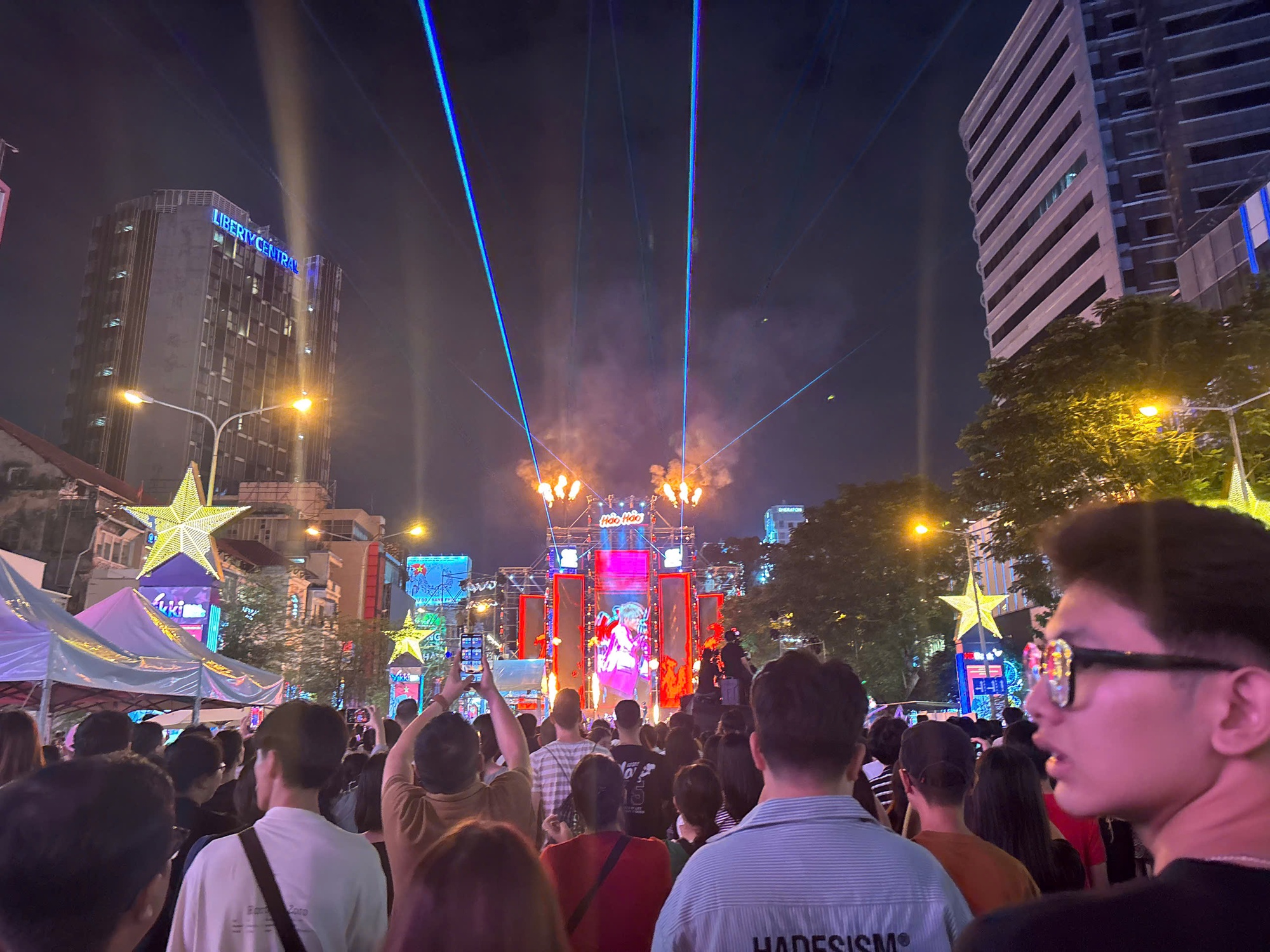 Ngay lúc này: Phố đi bộ Nguyễn Huệ đông nghịt người xe, hàng quán hốt bạc nhờ 2 concert đối đầu- Ảnh 1. Ngay lúc này: Phố đi bộ Nguyễn Huệ đông nghịt người xe, hàng quán hốt bạc nhờ 2 concert đối đầu- Ảnh 1.