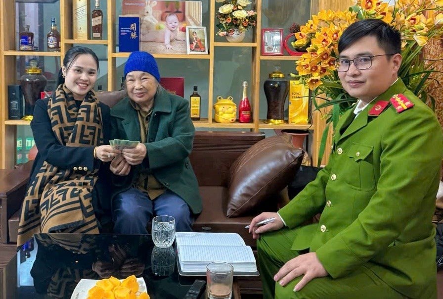 Vị khách 72 tuổi không mua hàng nhưng đưa tiền mặt nhờ chuyển khoản: Chủ tiệm thuốc kéo dài thời gian rồi báo công an xã- Ảnh 1.