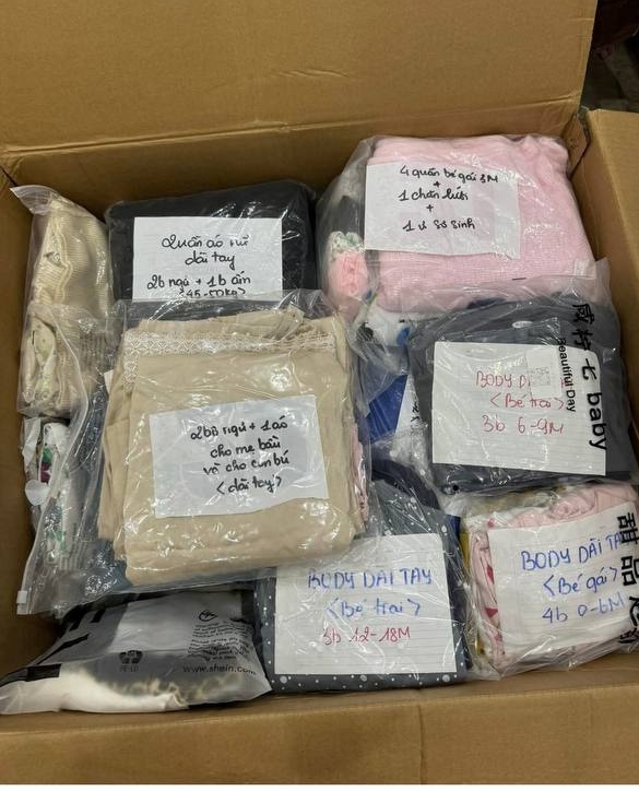 Những tờ giấy note trên túi quần áo gửi về miền Trung lúc này: Thương nhau từ cái nhỏ nhất!- Ảnh 1.