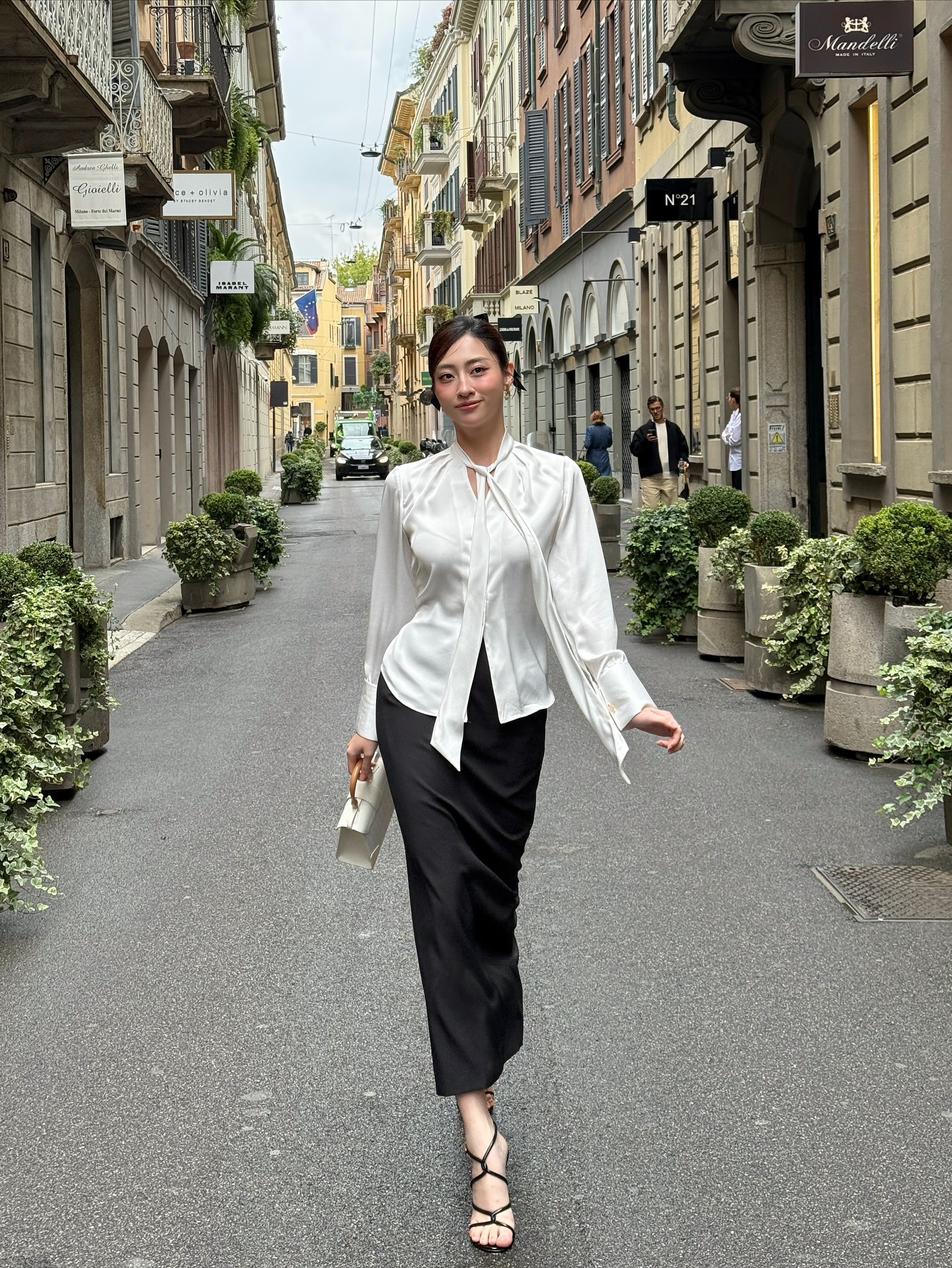 5 kiểu chân váy này có gì mà được các mỹ nhân Việt diện mãi không chán?- Ảnh 4.