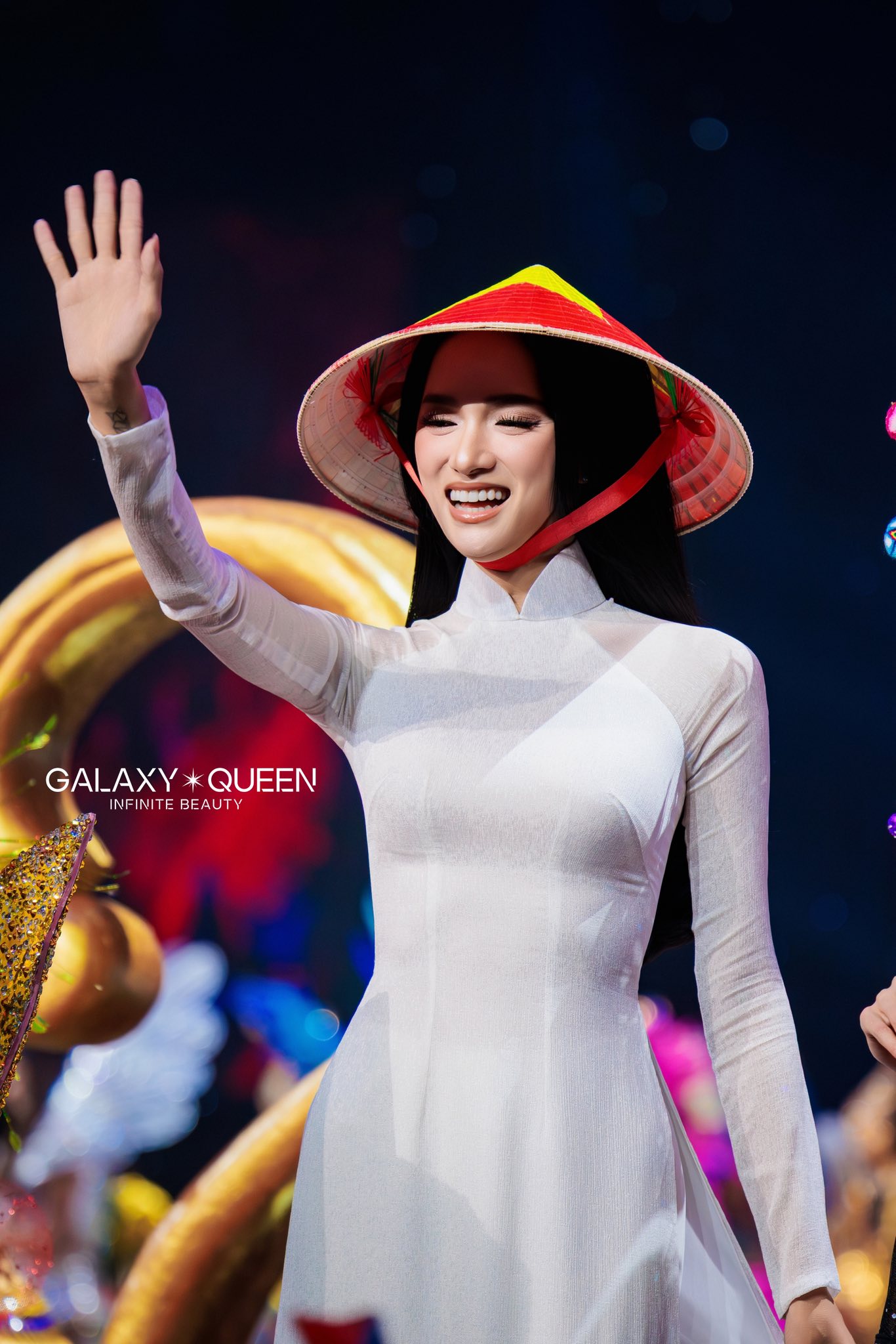 "Team qua đường" bắt gặp Hương Giang lặng lẽ về nước, nhân vật kè kè sát rạt gây chú ý- Ảnh 3.