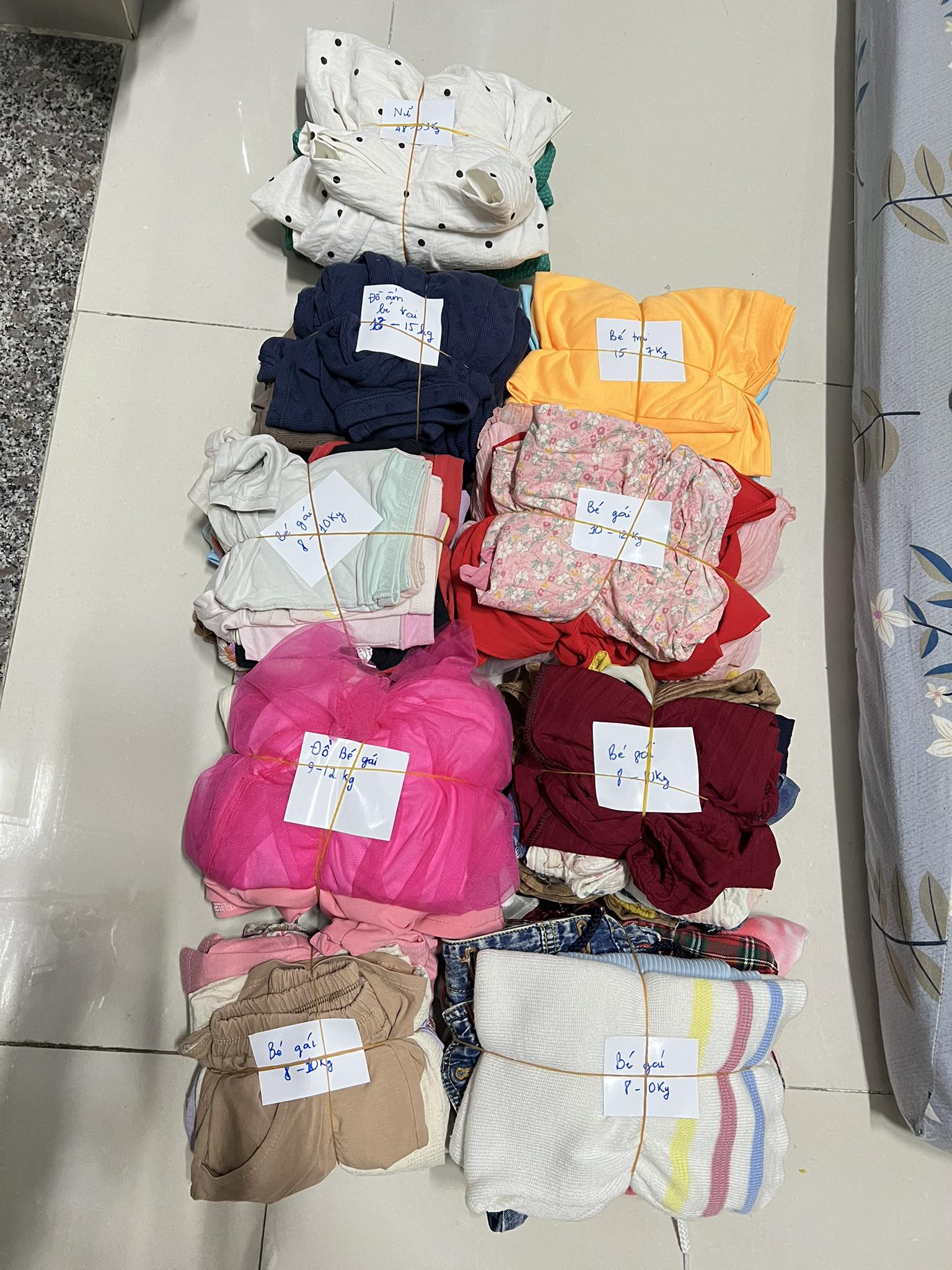 Những tờ giấy note trên túi quần áo gửi về miền Trung lúc này: Thương nhau từ cái nhỏ nhất!- Ảnh 2.