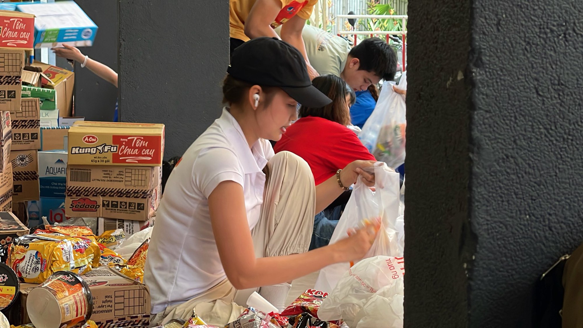 Bị mỉa mai hỏi bill từ thiện, Trấn Thành đáp trả gắt: "Bà con đang khổ, em bớt bớt cái tính lại!"- Ảnh 4.